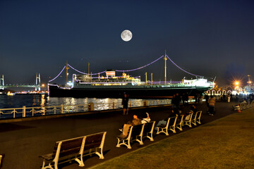 山下公園氷川丸前デッキから見る満月