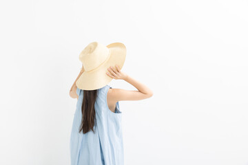 麦わら帽子を被った女の子　girl wearing a straw hat