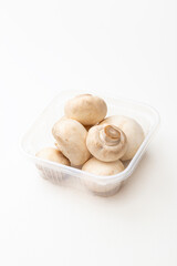 白背景にホワイトマッシュルーム