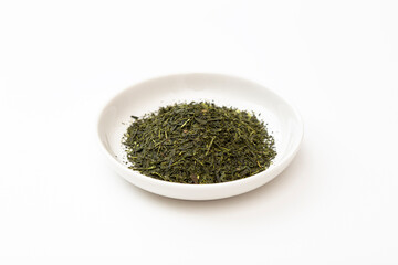 白背景に緑茶の葉