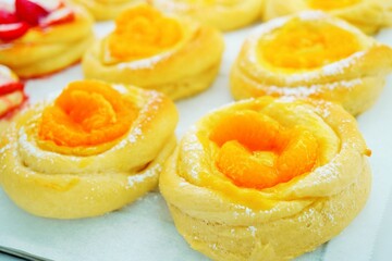 自家製酵母で作られた果物をのせた手作りパン