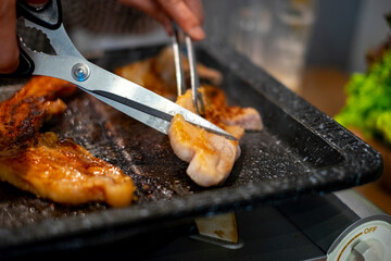 サムギョプサルの調理_ハサミで肉を切る