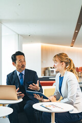 ロビーで話す多国籍ビジネスパーソンのグループ