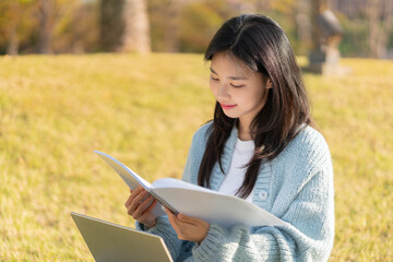 Obraz premium girl studying on school campus