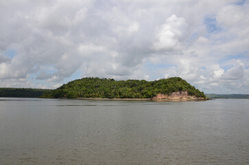 Obraz premium Landscape of the Paraguaçu River in the region between the municipalities of Maragogipe and Saubara. Region at the mouth of the Paraguaçu River, which flows into the Baía de Todos os Santos - Bahia 