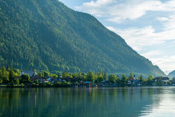 Obraz premium village at a lake in the mountains