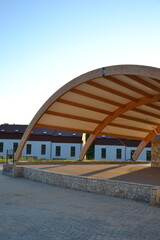 Drewniano kamienny amfiteatr na zewnątrz na powietrzu © VILKTERIO