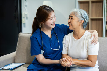 Obraz premium Female doctors shake hands with patients encouraging each other To offer love, concern, and encouragement while checking the patient's health. concept of medicine.