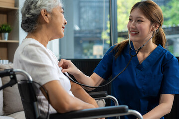 Obraz premium Doctor with stethoscope examining elderly patient with examination, presenting symptoms and recommending treatment, healthcare and medical concept.