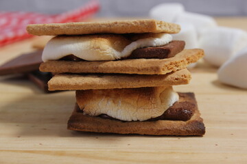 Smores. Marshmallow with Chocolate and Graham Crackers