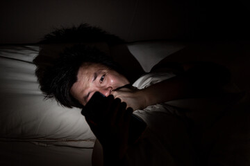 Men who turn off lights and stay up late playing with their phones