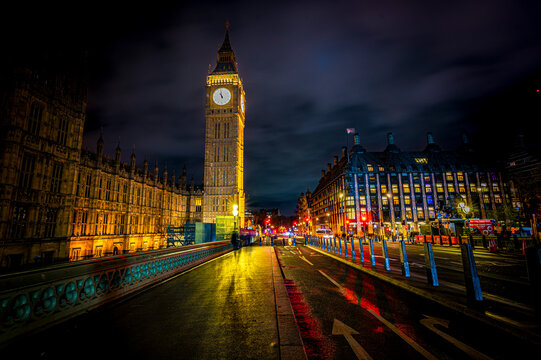 UK, England, London, Street in front ofBig Ben at night