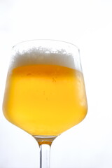 きめ細かい泡が立った、よく冷えたビールのグラス
