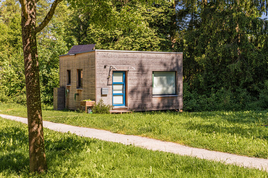 Germany, Baden-Wurttemberg, Schorndorf, Footpath in front of tiny wooden house