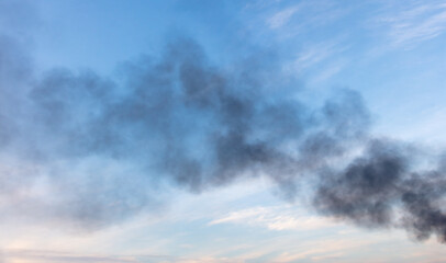 Obraz premium Black smoke from a fire against the sky