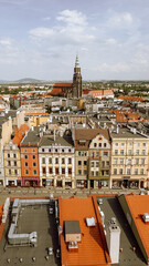Świdnica, widok na rynek i na miasto z Wieży Ratuszowej, kolorowe zabytkowe kamienice wokół Świdnickiego rynku, Katedra, Dolny Śląsk. Panorama miasta. © Anita