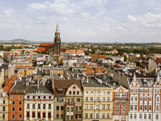 Świdnica, widok na rynek i na miasto z Wieży Ratuszowej, kolorowe zabytkowe kamienice wokół Świdnickiego rynku, Katedra, Dolny Śląsk. Panorama miasta. © Anita