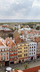 Świdnica, widok na rynek i na miasto z Wieży Ratuszowej, kolorowe zabytkowe kamienice wokół Świdnickiego rynku, Dolny Śląsk. Panorama miasta. © Anita