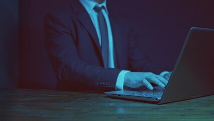 A consultant in a business suit explains to the client the mechanism for capitalizing and benefiting from the entrusted assets and funds in the case. Staking and financial restructuring.