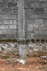 View of a sidewall and its base, with a reinforced concrete pillar situated in the middle