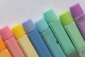 並ぶカラフルな絵具