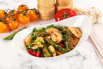 Gourmet salad with prawn and asparagus