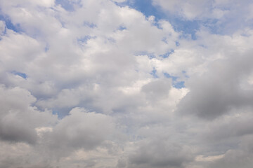 Obraz premium abstract background of white fluffy clouds on a bright blue sky