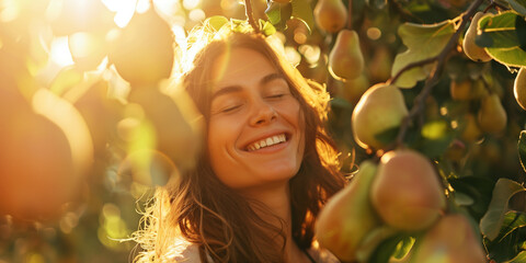 Junge Frau zwischen Birnbäumen auf einer Obstplantage