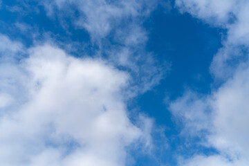 冬の青空に浮かぶ雲