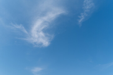 青空に浮かぶ薄い雲