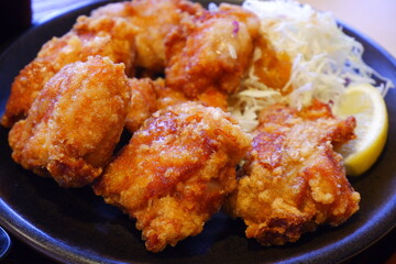 揚げたてで美味しそうな鶏のから揚げ
