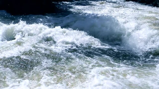 Tosende Wassermassen Stromschnellen Fluss in Finnland Oulanka