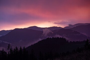 Alpenglühen nach dem Unwetter . Alpenglow after the thunderstorm