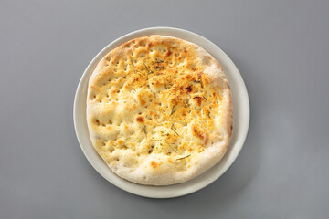 focaccia, pizza, rosmarino, lievito, madre, piatto, bianco, romana, tipica, forno, legna, tavolo, vista, alto, prospettiva, grigio, pianta, in, italia, pizzeria, rotonda, tradizionale, bassa, ruota, c