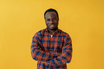 Obraz premium Standing and posing. Black man is in the studio against yellow background