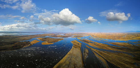 Aerial photography of the Songhua River and the Fujin River along the way, opening up the river and flowing ice