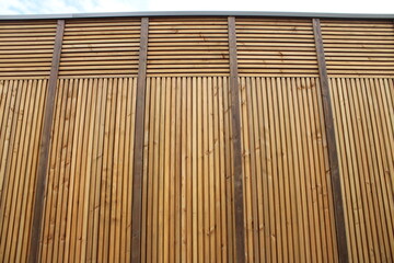 Façade bardage en bois de maison et extension