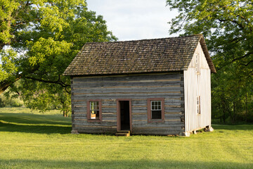 Obraz premium Indiana Pioneer homestead cabin in evening sunset light.