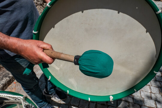 Banda de tambores anima a festa com sua percuss&atilde;o vibrante