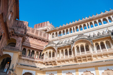 Obraz premium A large building Mehrangarh Fort in Jodhpur is perched atop a hill overlooking the landscape