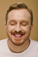 Fototapeta premium Man in stylish attire, eyes shut, smiling radiantly.