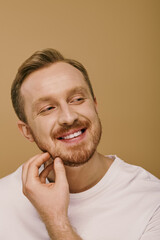 Obraz premium Stylish man with a goatee smiles warmly.