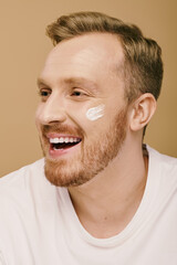 Fototapeta premium A bearded man in casual attire with cream.