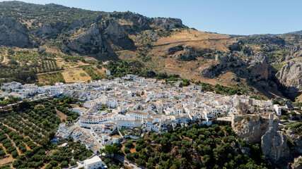 vista aérea del municipio de Zuheros en la provincia de Córdoba, España