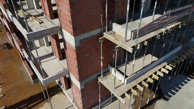 Budowa nowego domu, apartamentowca, rusztowanie, deweloper, widok z lotu ptaka, widok z drona.