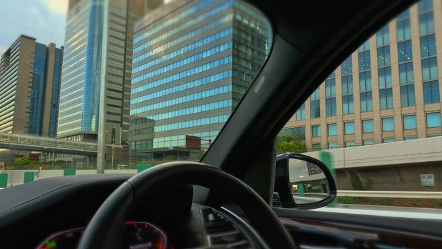 夕暮れの高速道路を走る車からの景色