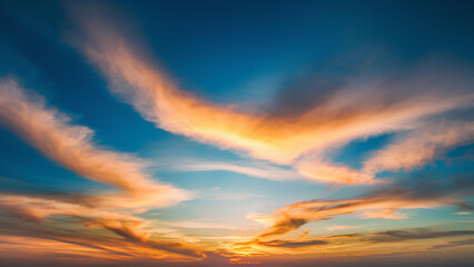 Obraz premium Majestic sunset scene with clouds in the sky