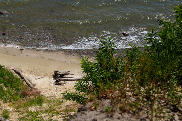 Perpendicular view from the cliff of the beach and sea.