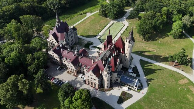 Piękny zamek w Mosznej 360 stopni, widok z lotu ptaka, widok z drona.