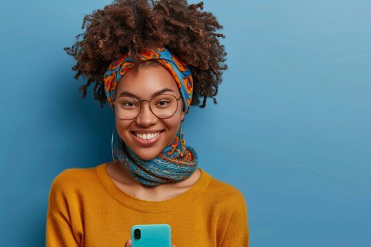 Femme avec t&eacute;l&eacute;phone mobile